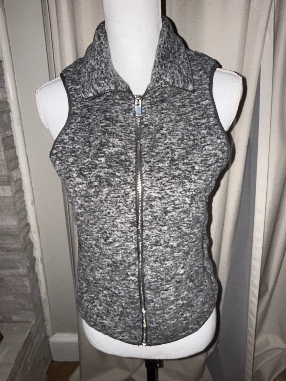 Abercrombie & Fitch Gray Marled Full-Zip Vest – Size Small